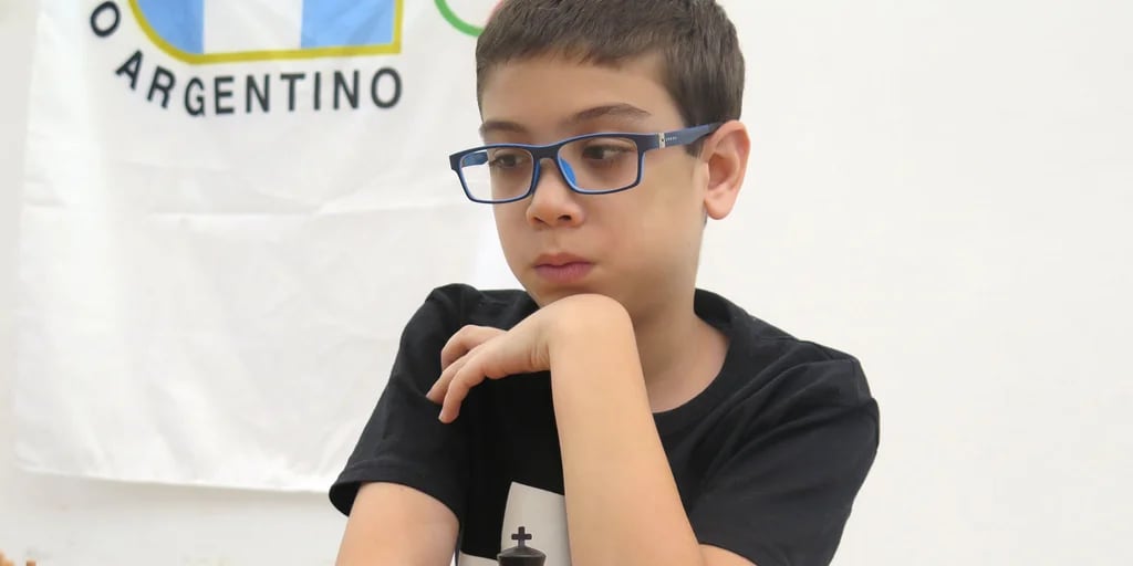 “El Messi del ajedrez”: la maravillosa historia de Faustino Oro, el chico de 10 años que le ganó al mejor jugador del mundo y rompe récords