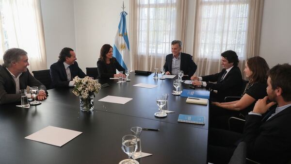 Mauricio Macri y parte de su Gabinete en una reuniÃ³n sobre el programa