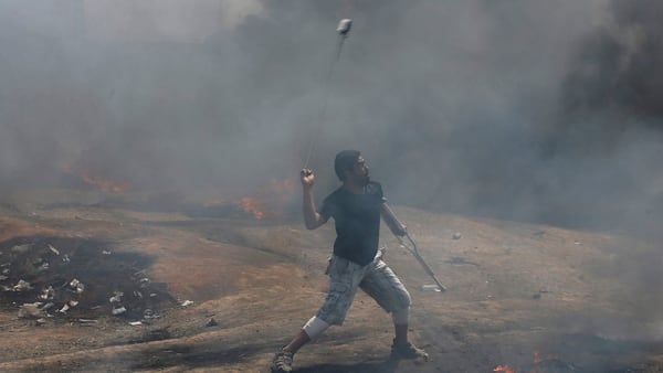 Un hombre lanzando piedras contra los soldados israelíes en Gaza (Reuters)