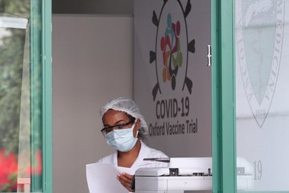 Un empleado en el Centro de Referencia para Inmunobiológicos Especiales (CRIE) de la Universidad Federal de Sao Paulo (Unifesp) donde se realizan los ensayos de la vacuna contra el coronavirus de la Universidad de Oxford/AstraZeneca, en San Pablo, Brasil (Reuters)