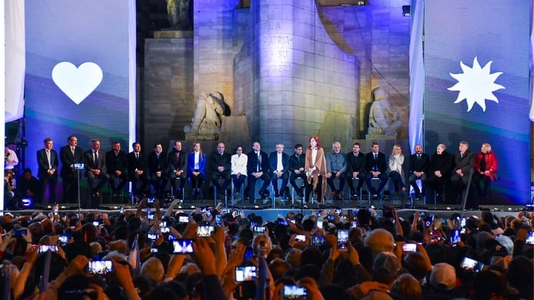 Alberto Fernández y Cristina Kirchner junto a todos los gobernadores peronistas