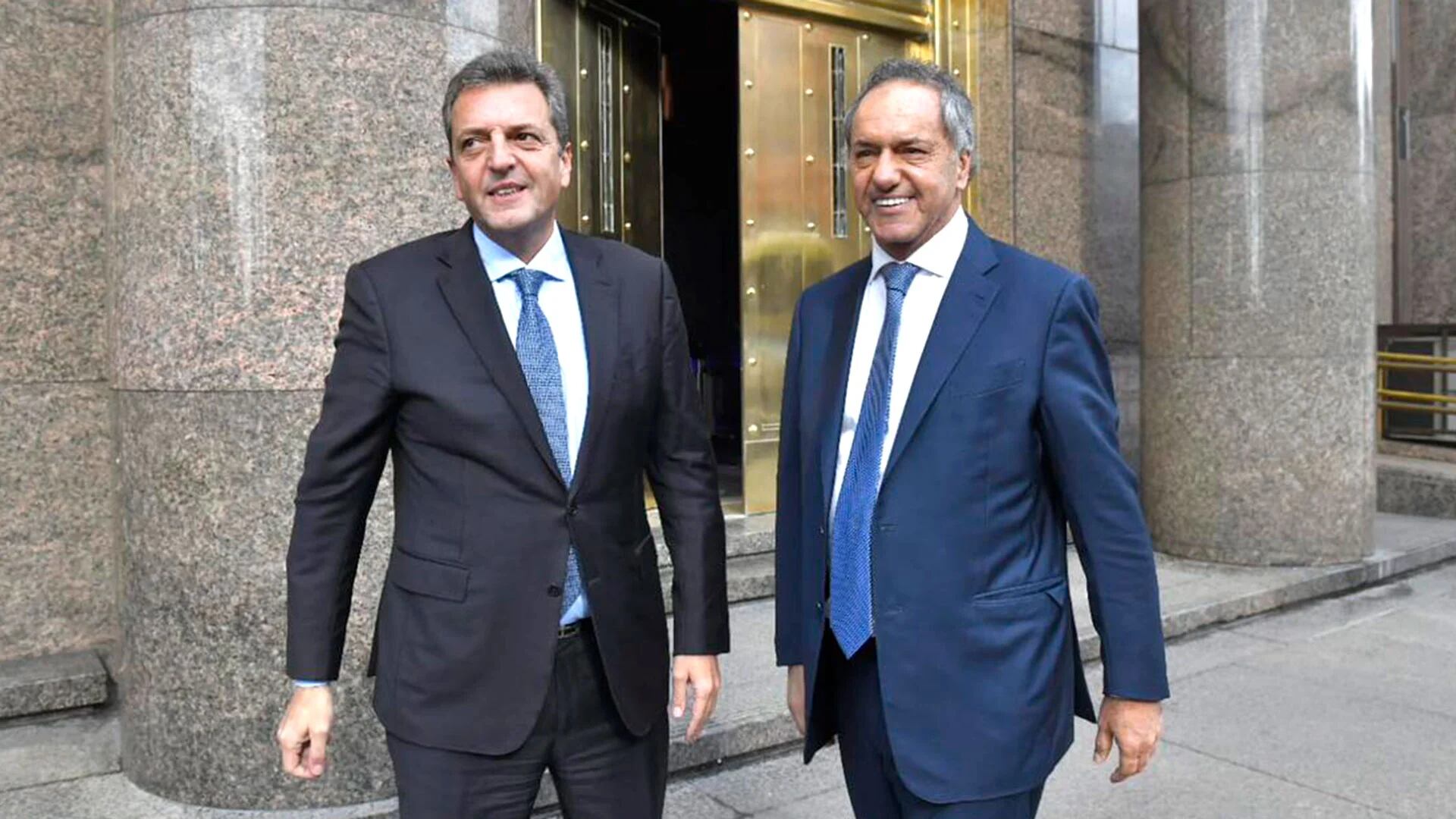 Uno sí y el otro no. Sergio Massa recibió en la puerta del Ministerio de Economía a Daniel Scioli, tras la definición de las candidaturas de Unión por la Patria