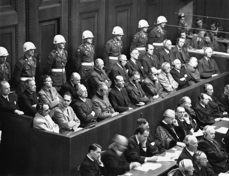 Líderes nazis en la sala del tribunal de Nuremberg durante las etapas finales de los juicios por crímenes de guerra. Primera fila, de izquierda a derecha: Hermann Goering, Rudolf Hess, Joachim von Ribbentrop y Wilhelm Keitel. Segunda fila, 3 y 4 de izquierda a derecha: Baldur von Schirach y Fritz Sauckel