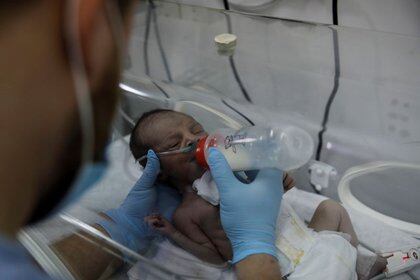 Una enfermera alimenta a un bebé prematuro en un hospital de maternidad en Idlib, Siria, 27 febrero 2020.
REUTERS/Umit Bektas