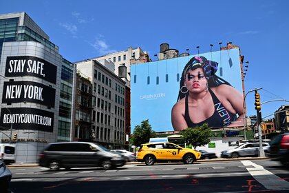 La gráfica de Calvin Klein en las calles de Nueva York (Photo by Angela Weiss / AFP)