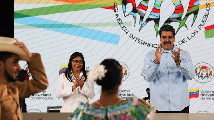 Delcy Rodríguez y Nicolás Maduro (Reuters)