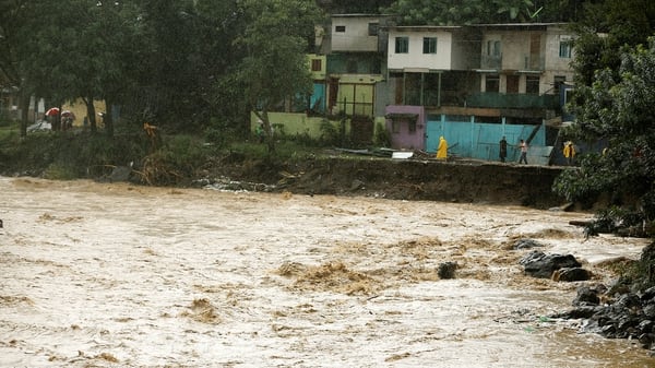 Fuerte corriente en el Río Tiribi en Costa Rica (Reuters)