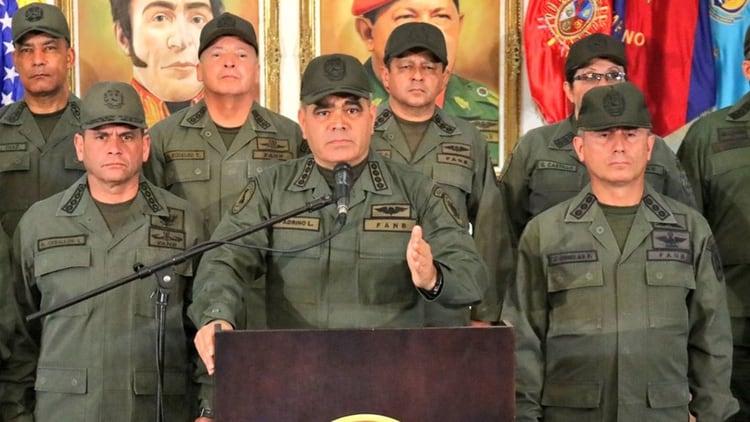 Vladimir Padrino LÃÂ³pez, ministro de Defensa de Maduro, junto a militares