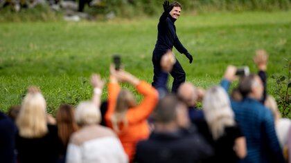 Tom Cruise saluda a sus fans en Stranda, Noruega (Reuters)