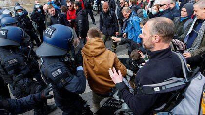Demonstrators clash with police during a protest against the government's coronavirus disease (COVID-19) restrictions in Kassel, Germany March 20, 2021. REUTERS/Thilo Schmuelgen