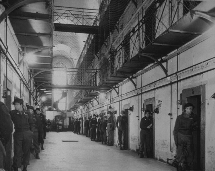 El ejército estadounidense custodia las celdas de la cárcel de Nuremberg, donde se encontraban los nazis Goering y Hess