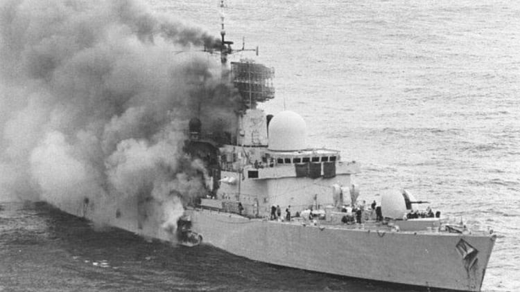 El 4 de mayo de 1982, el destructor HMS Sheffield fue alcanzado por uno de los dos misiles Exocet lanzado porÂ los Super Etendard. La opciÃ³nÂ de bombardear Buenos Aires se diluÃ­a y los ingleses se concentraronÂ en las Bases AÃ©reas