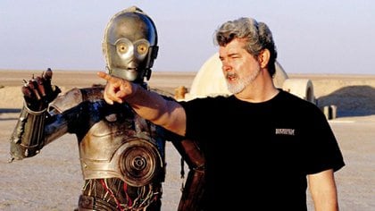 George Lucas le da indicaciones a C-3PO en el desierto de Túnez, donde se filmaron muchas de las escenas