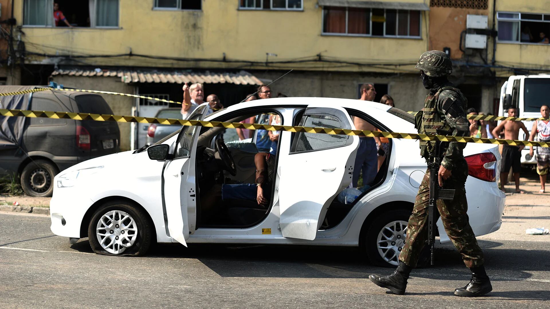 Un automóvil que quedó en medio de un tiroteo, en una favela en Río (Reuters)
