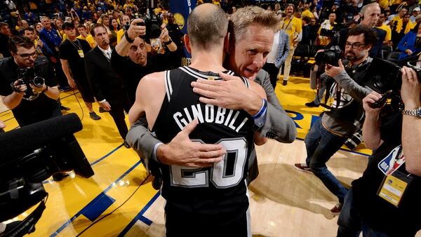 El abrazo de Ginóbili con Steve Kerr, entrenador de Golden State Warriors (AFP)