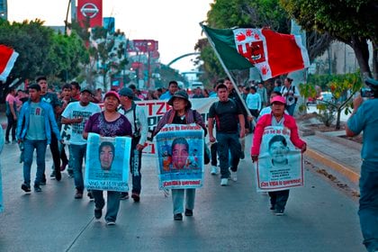 Padres de los 43 estudiantes desaparecidos de Ayotzinapa marchan en Tuxtla, en el estado de Guerrero (México) (Foto: EFE/ Carlos López)
