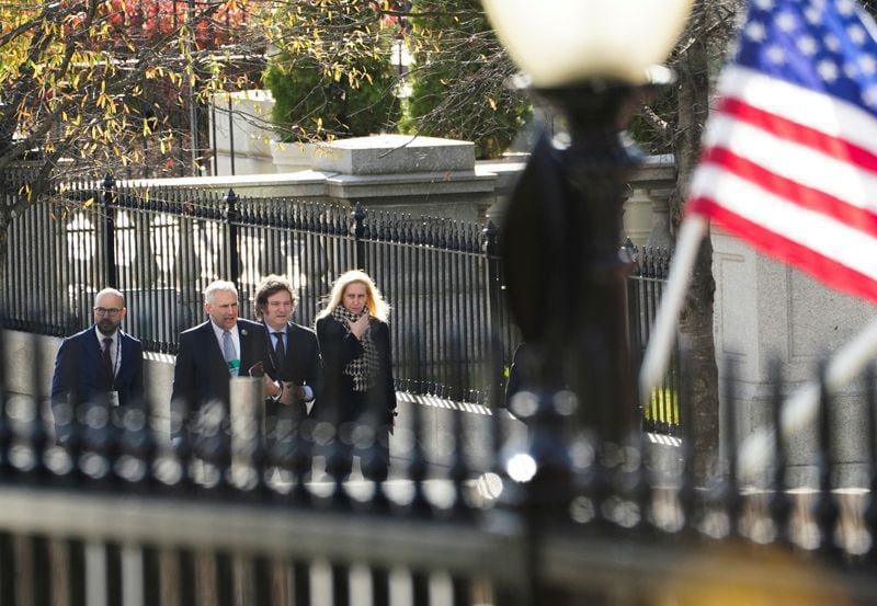Javier Milei camina junto a Karina Milei y Marc Stanley, embajador de Estados Unidos, rumbo al Ala Oeste de la Casa Blanca