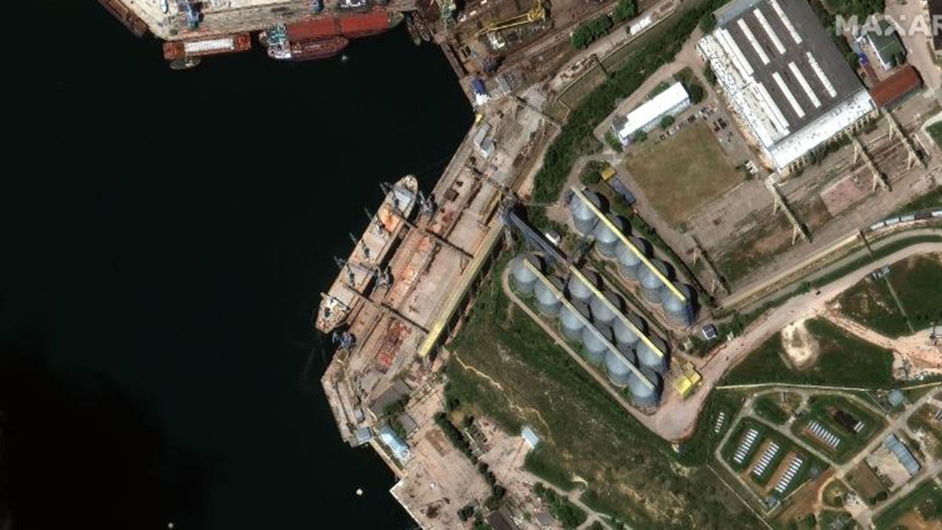 Dos buques graneleros con bandera rusa atracando y cargando lo que se cree que es grano ucraniano robado, según CNN (Maxar Technologies)