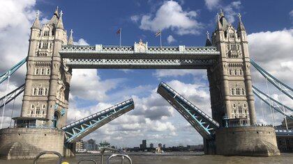 El Puente de la Torre de Londres quedó atascado abierto durante varias horas este sábado (Photo by THAMES RIB EXPERIENCE / Thames RIB Experience / AFP)