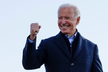 Joe Biden agarra su puño durante un evento de campaña (REUTERS / Brian Snyder)