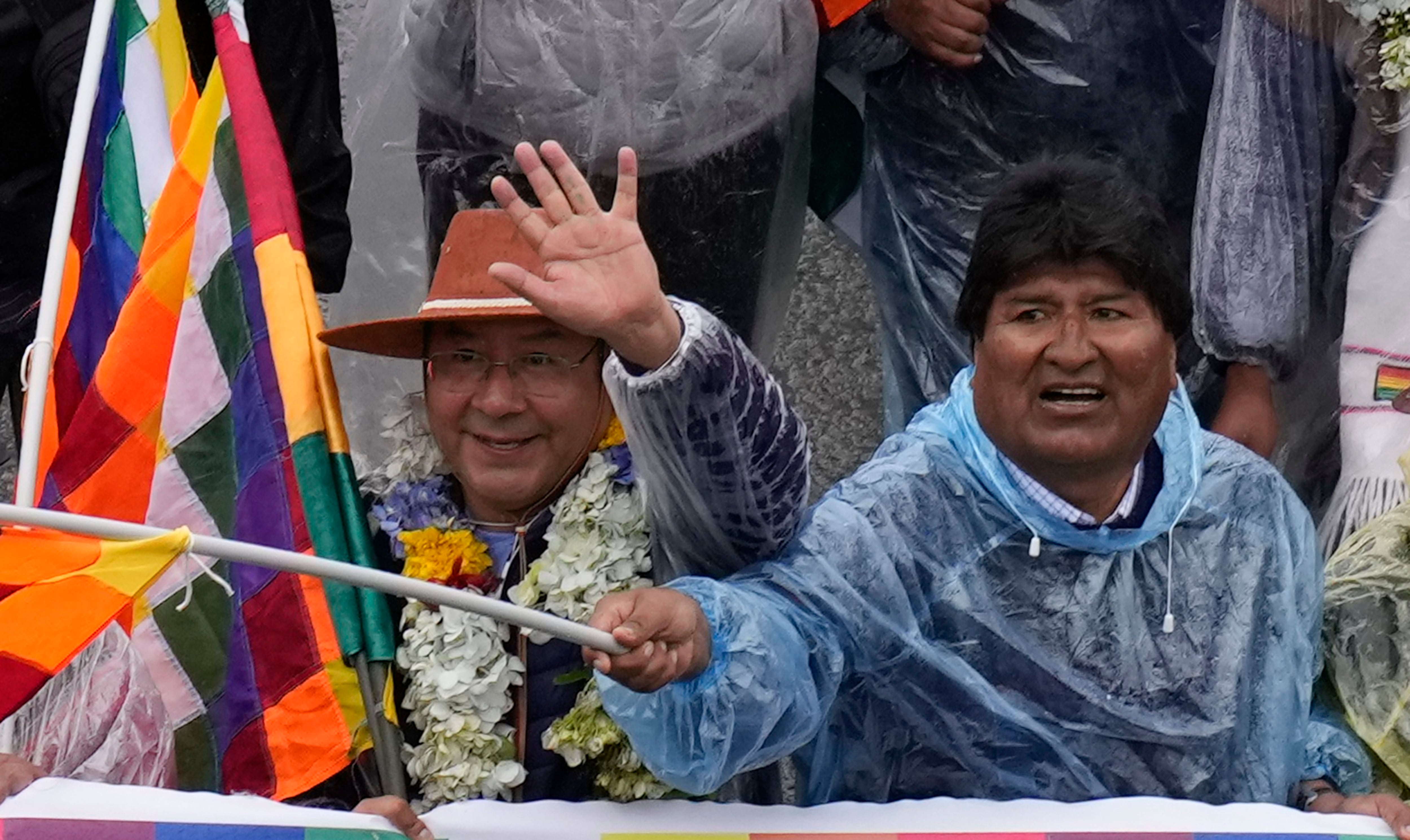 Luis Arce camina con el ex mandatario Evo Morales durante la denominada "Marcha por la patria" en El Alto, Bolivia, el 29 de noviembre de 2021 (AP)