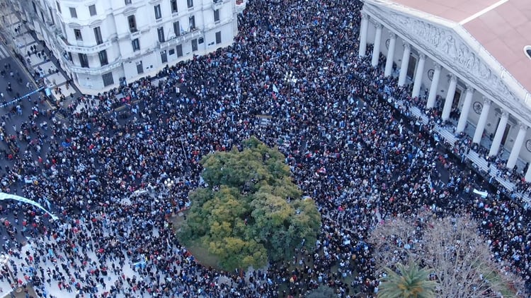 Miles de personas expresaron su apoyo al gobierno de Macri