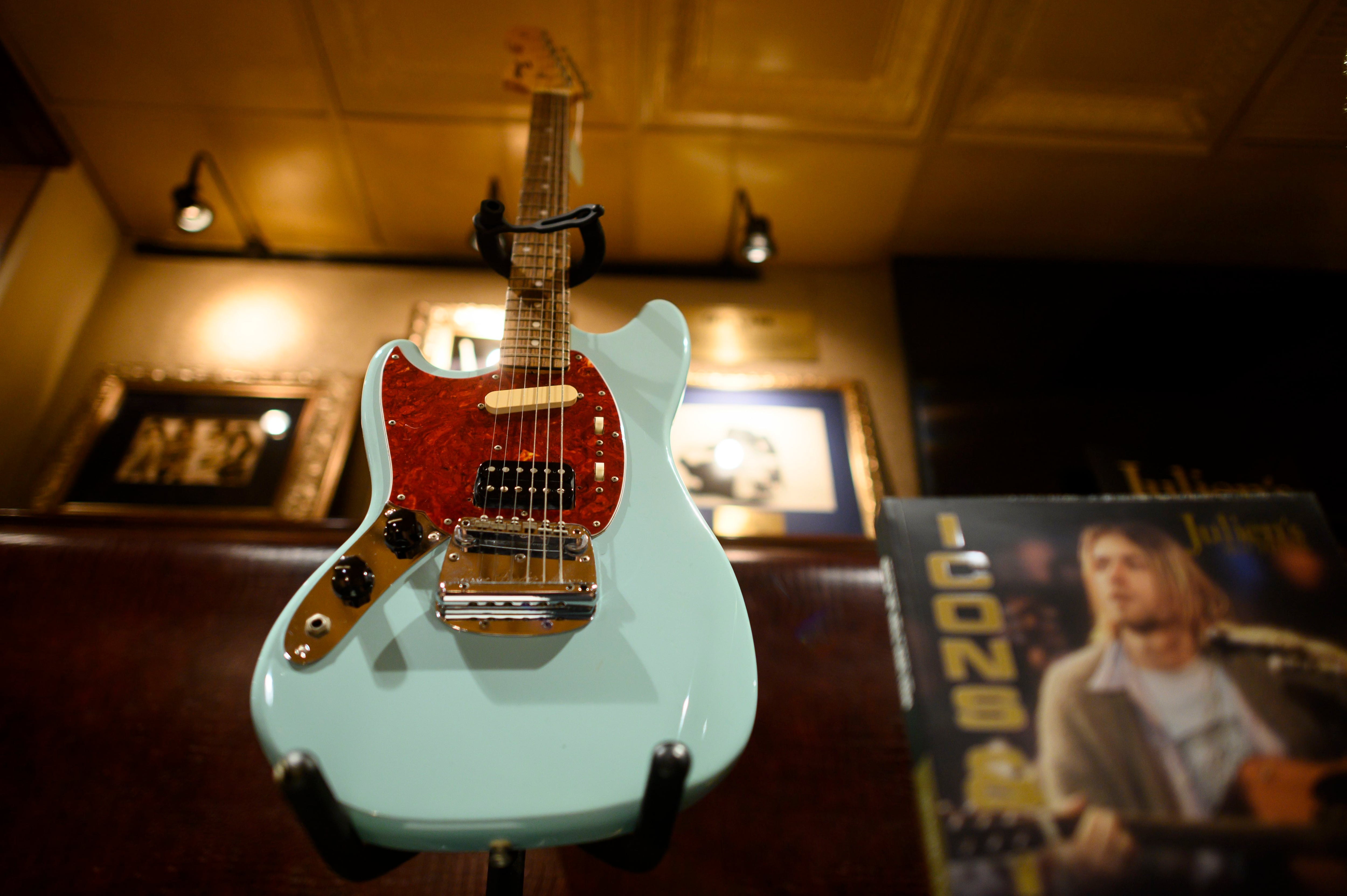 La guitarra Fender Mustang personalizada para zurdos de Kurt Cobain que usó durante la gira In Utero de Nirvana se exhibió en el Hard Rock Cafe de Nueva York en 2019 antes de venderse por unos 340.000 dólares en una subasta (Foto de Johannes EISELE / AFP)
