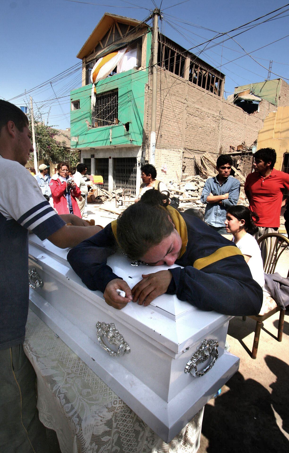 Dolor y tristeza de los familiares de los fallecidos del terremoto de Pisco (AFP)