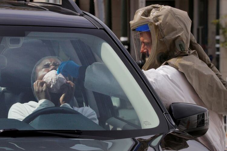 Una enfermera toma una muestra para una prueba de coronavirus en el Hospital CHA Somerville en Somerville, Massachusetts, EEUU, el 21 de abril de 2020. REUTERS/Brian Snyder