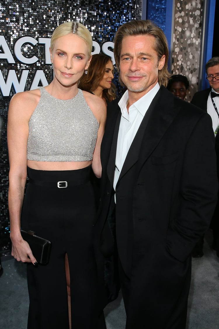 Charlize Theron y Brad Pitt se tomaron una foto en los SAG Awards 2020 (Photo by Jean-Baptiste Lacroix / AFP)