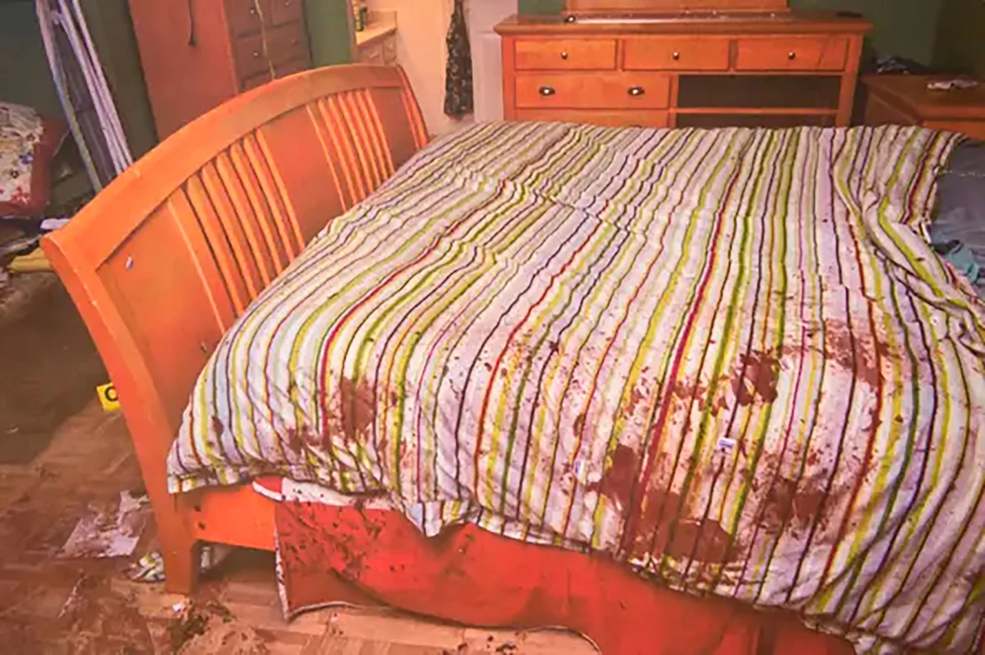 La cama ensangrentada en la cual Tyler puso los cuerpos de sus padres muertos