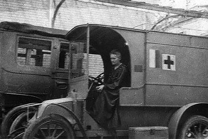 Marie Curie al volante de uno de los camiones ("petite-curie") que hizo adaptar par brindar un servicio de radiología móvil durante la Primera Guerra Mundial