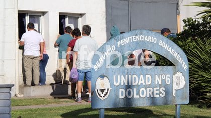 La fila: los padres de los rugbiers detenidos en su primera visita al penal de Dolores tras el traslado (Ezequiel Acuña)