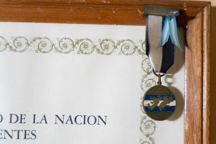 Detalle del diploma que le dio el Senado, y la correspondiente medalla 