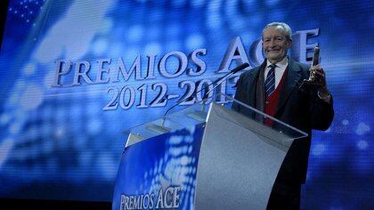 Agustín Alezzo recibiendo el ACE de Oro como director por la obra  Jettatore!, en 2013 (Foto: Verónica Guerman)