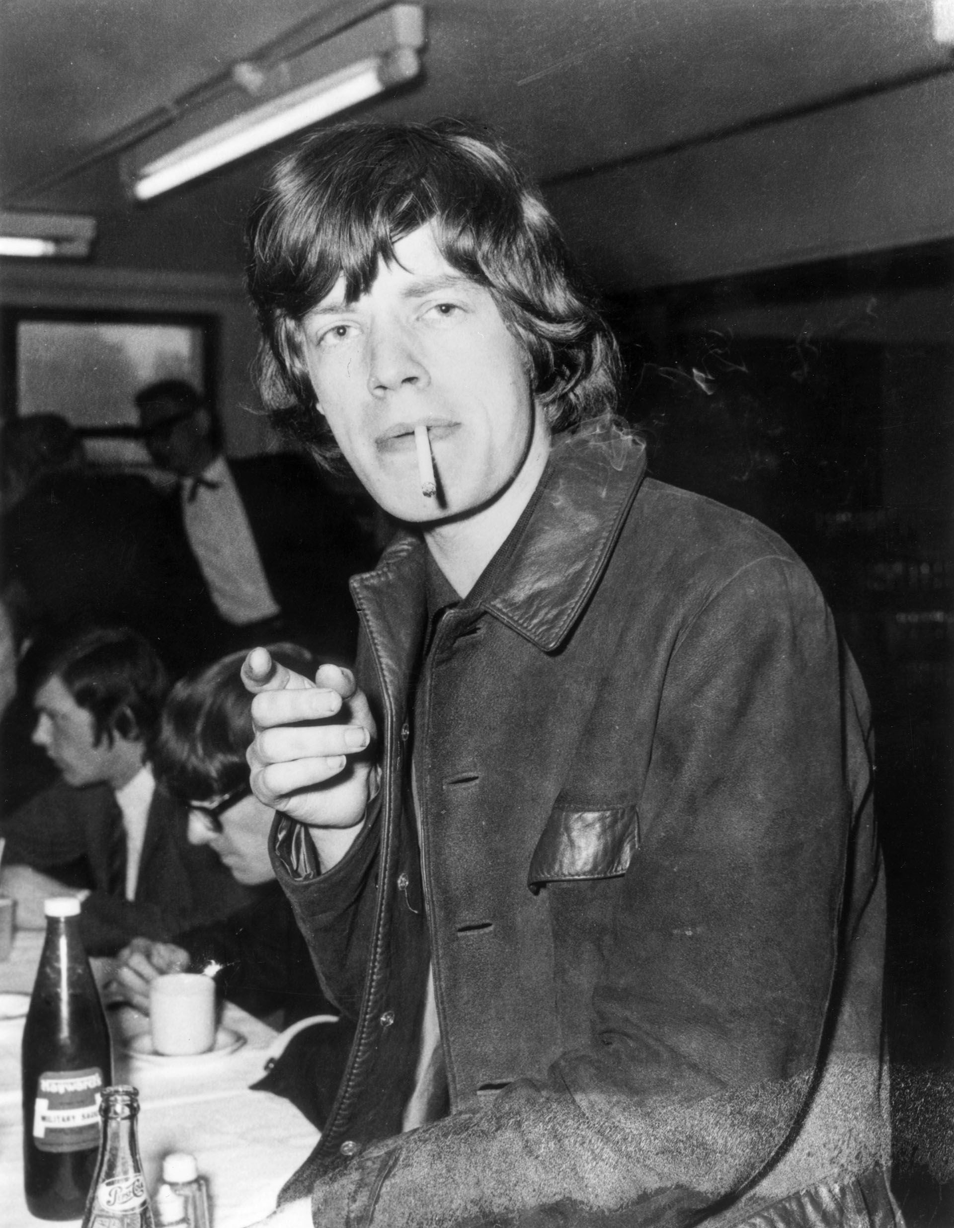 Mick Jagger en 1964, cuando el alcohol y el cigarrillo eran protagonistas en su vida (Keystone Features/Getty Images)