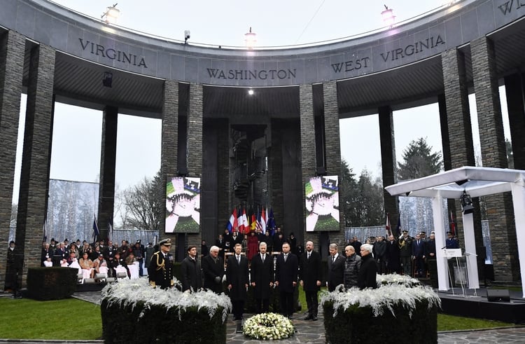 Representantes de Estados Unidos, Alemania, Luxemburgo, Bélgica, Polonia, Francia, Reino Unido y Canadá rinden homenaje a los caídos, en el monumento Mardasson en la ciudad belga de Bastogne (AFP)