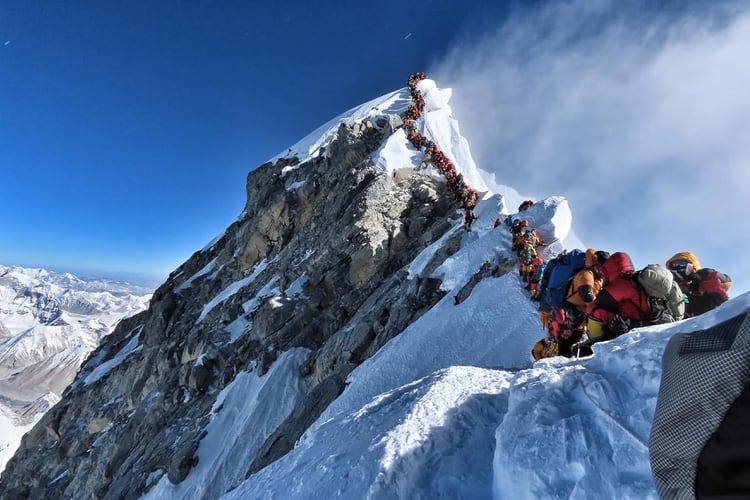 Los guías turísticos y escaladores expertos se quejan de que el gobierno de Nepal concede cada año más permisos para subir al pico, sin importar los riesgos (Foto: AFP)