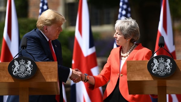 Donald Trump y Theresa May se dan la mano (AFP)