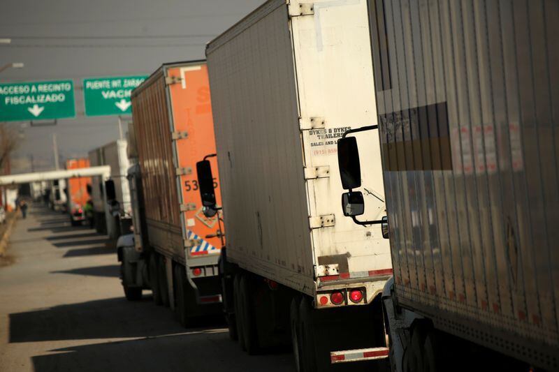 FOTO DE ARCHIVO: Camiones esperan un control de aduanas en el puente de cruce fronterizo Zaragoza-Ysleta en Ciudad Juárez. 12 de diciembre de 2019. REUTERS/Jose Luis Gonzalez
