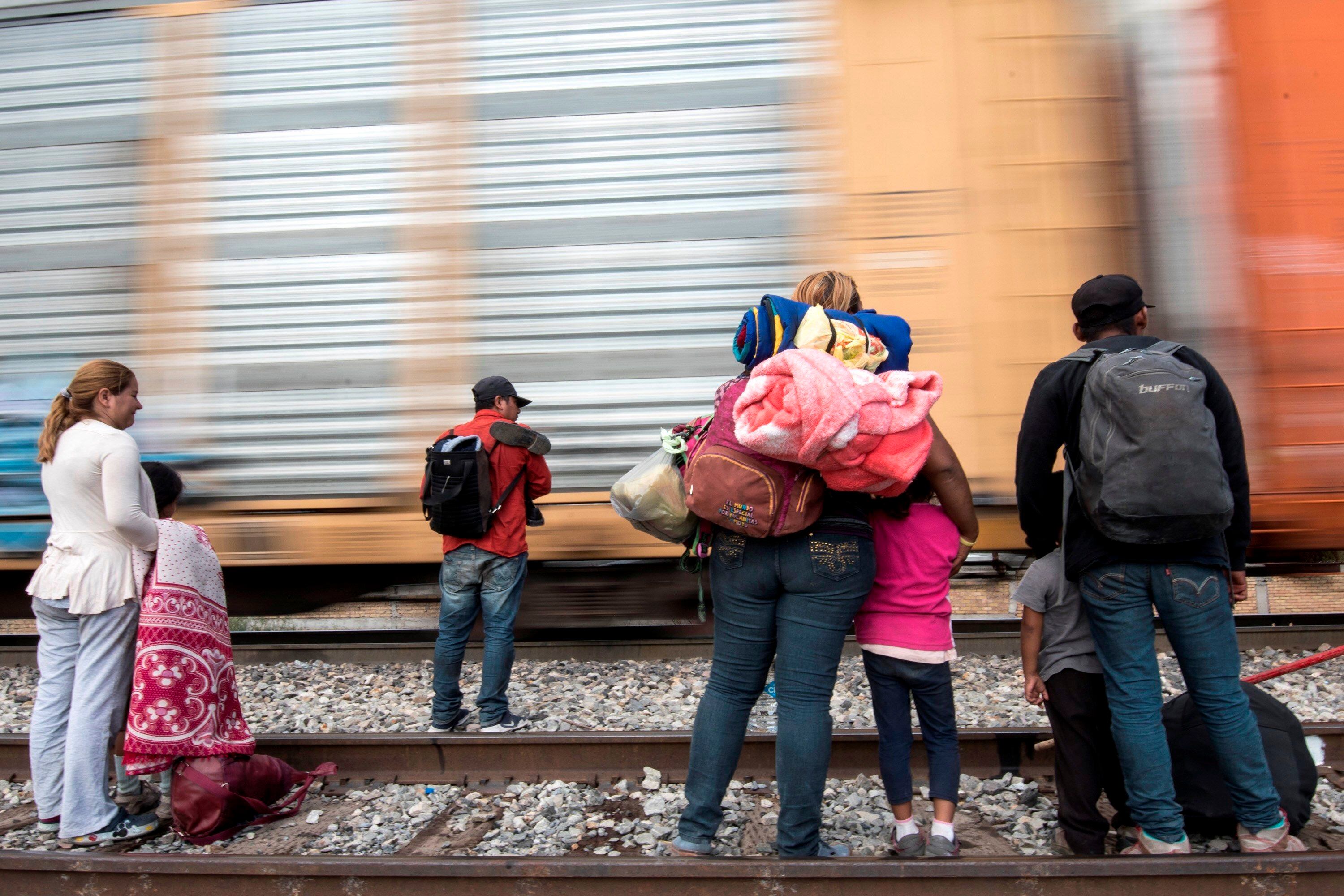 Familias de migrantes centroamericanos intentan subirse al tren la "Bestia", a las afueras de la ciudad de Saltillo, en el estado de Coahuila (México) a la espera de llegar a la frontera estadounidense. 
(Foto: EFE/ Miguel Sierra/Archivo)
