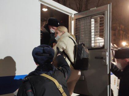 La detención de Liubov Sobol en una foto publicada por su abogado Vladímir Voronin (Twitter Воронин Владимир/@vb_voronin)