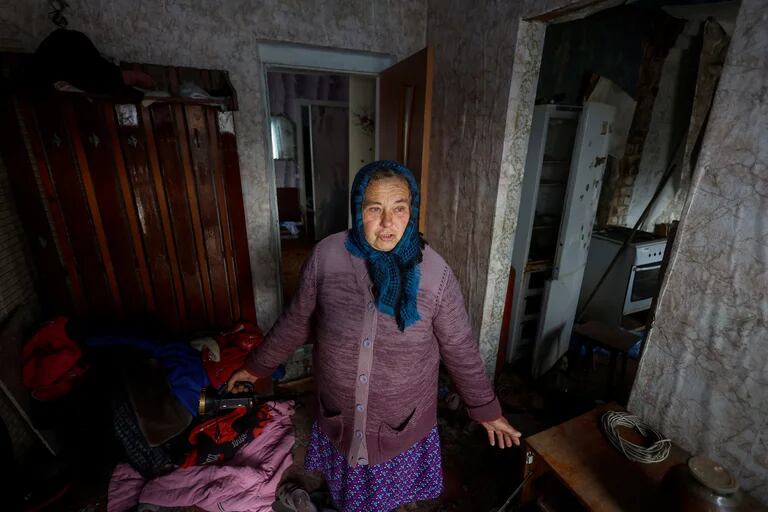 Vira Kravchenko, una vecina de la villa de Blahodatne, en el oblast de Kherson, recientemente liberado por las fuerzas u 