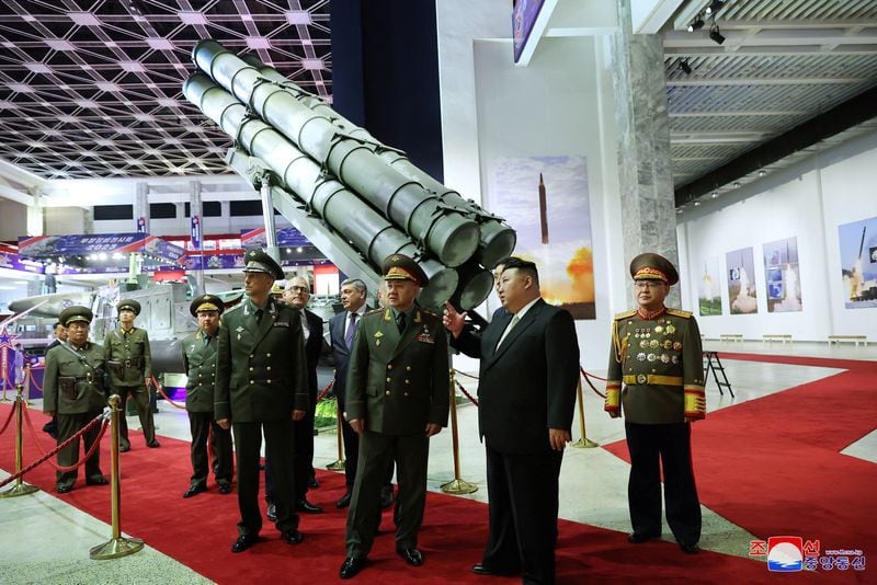El líder norcoreano, Kim Jong-un, y el ministro de Defensa de Rusia, Serguei Shoigu, visitan una exposición de equipamiento armado (KCNA/Reuters)