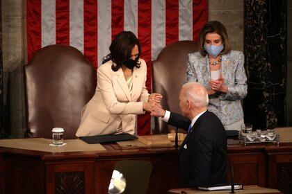 Biden saluda con el puño a la vicepresidenta Kamala Harris. Chip Somodevilla/Pool via REUTERS