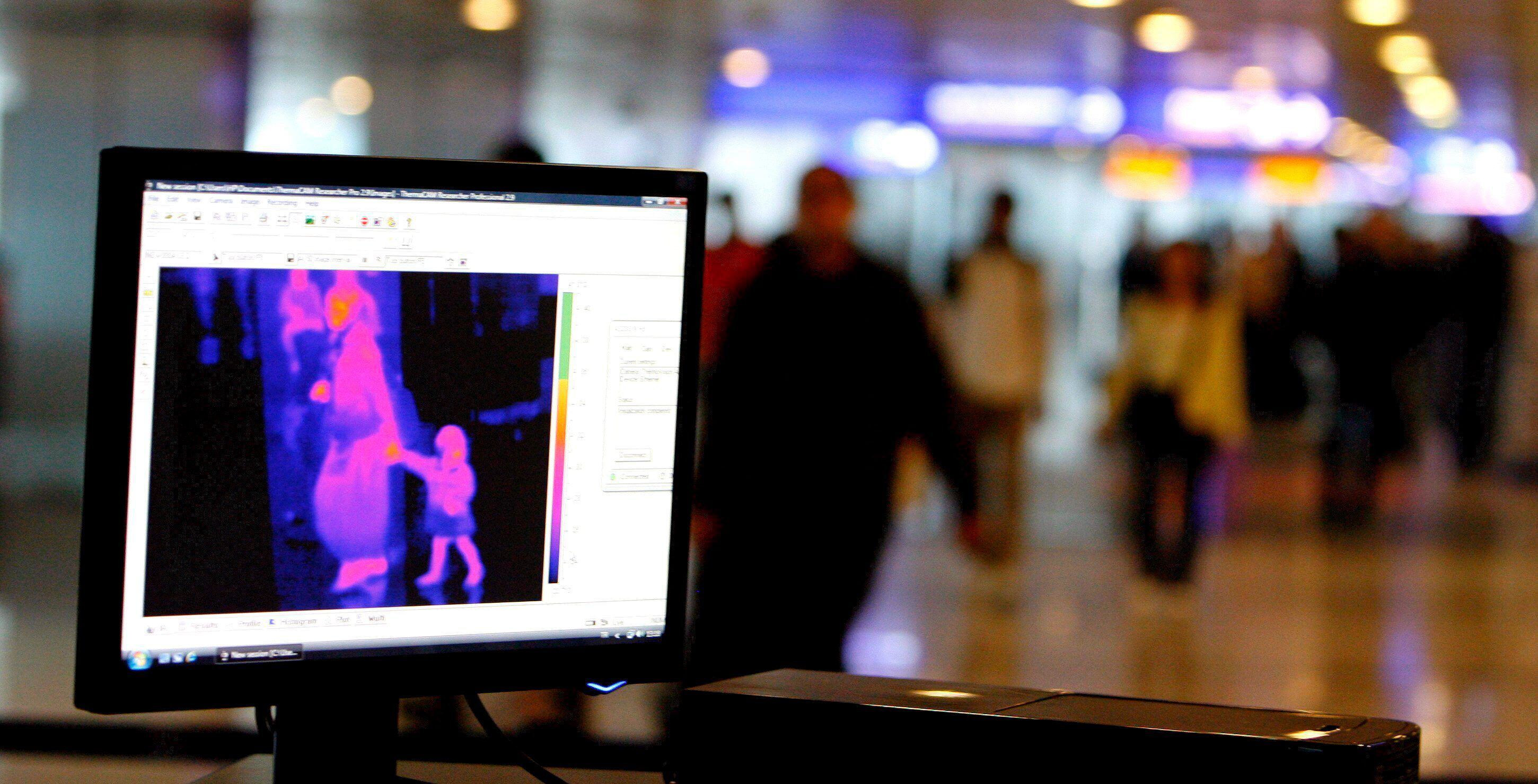 Un escáner térmico revisa la temperatura corporal de los viajeros a su llegada al aeropuerto Atartuk de Estambul (Turquía), en una fotografía de archivo. EFE/Tolga Bozoglu