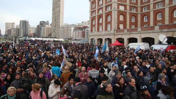 El público que esperaba por Cristina Kirchner en la rambla de Mar del Plata