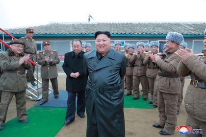 Kim Jong Un supervisa una prueba de un sistema de cohetes de lanzamiento múltiple supergrande en 2019. 