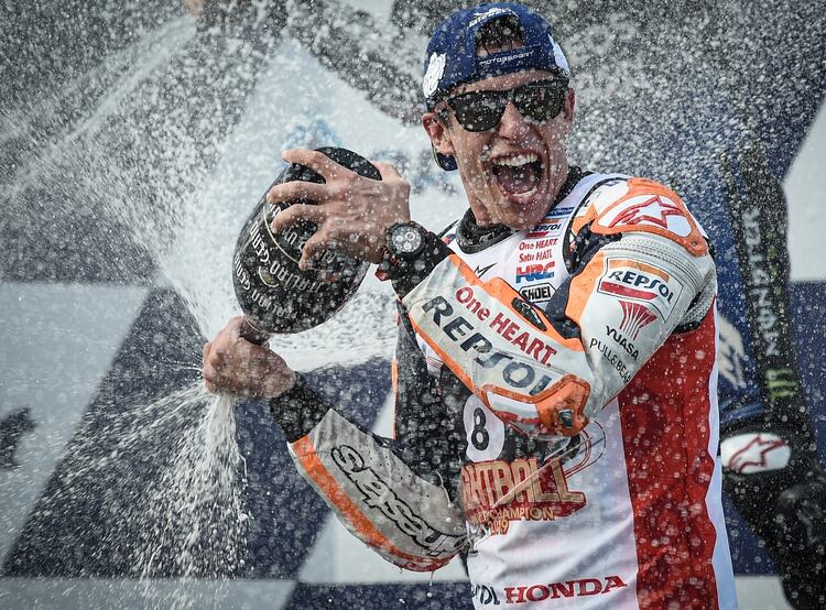 El español Marc Marquez celebra su sexta estrella mundial luego de ganar el GP de Tailandia. Foto: Lillian SUWANRUMPHA / AFP)