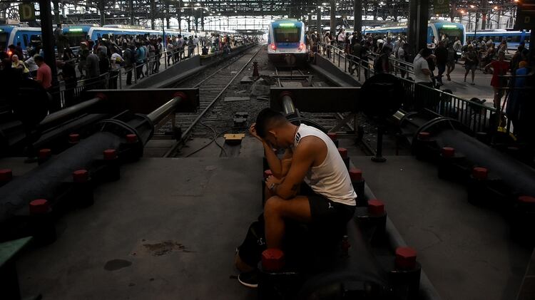 Miles de pasajeros tuvieron que cambiar el medio de transporte para volver a su casa